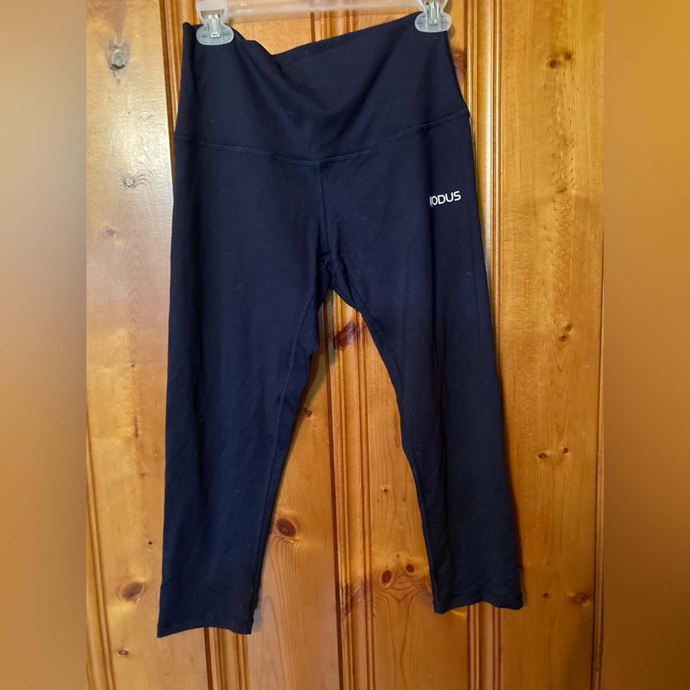 Size Large but fits Medium cropped Women’s MODUS yoga pants
